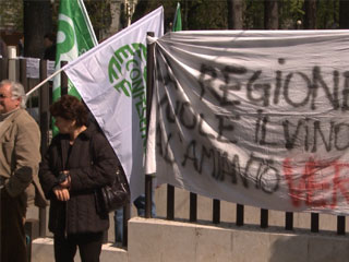 20 Apr 10 | Cronaca | Manifestanti al Consiglio Regionale